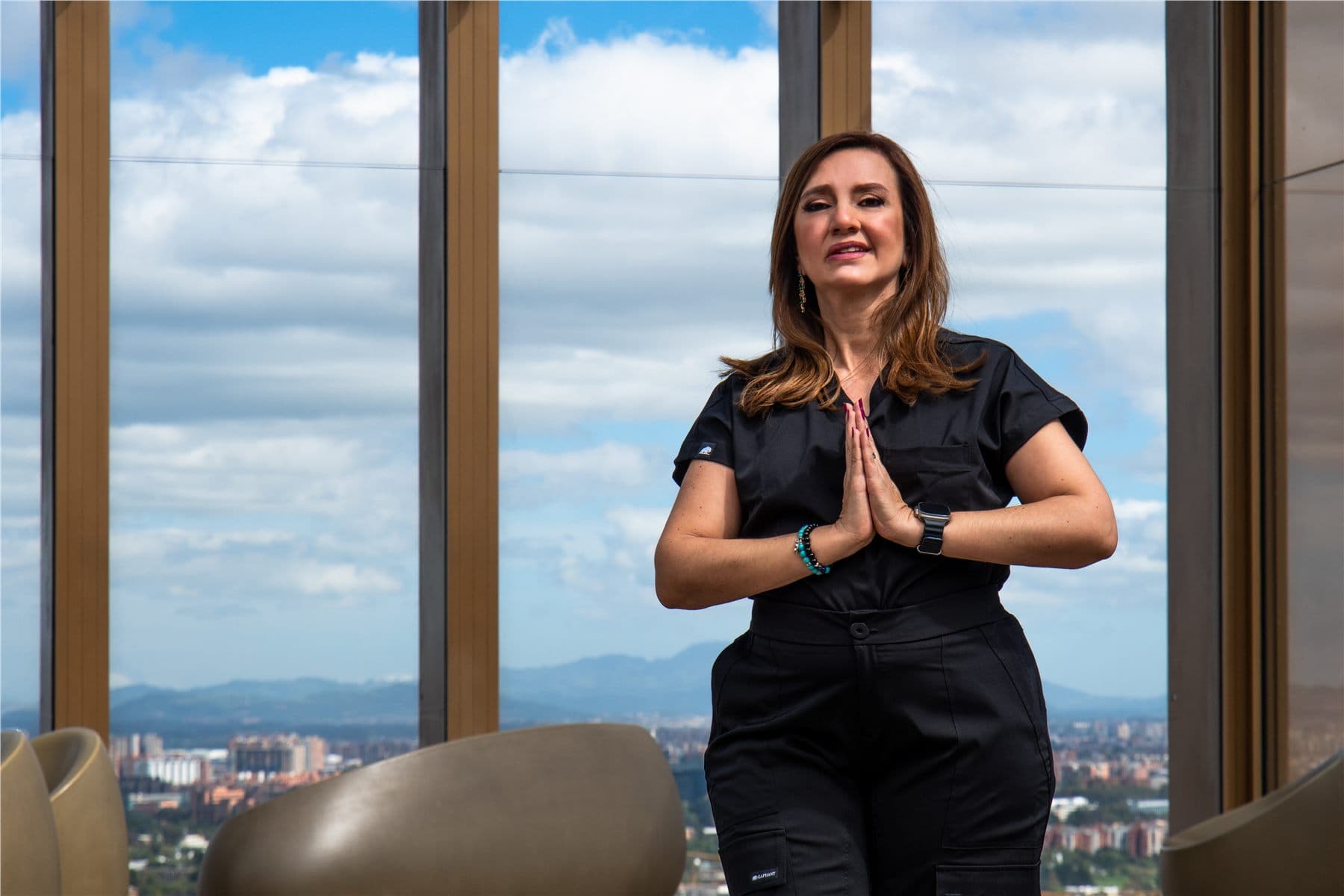 Retrato editorial con vista urbana